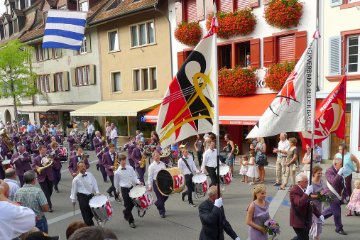 2011: Die 1. Marschparade am 3. September 2011 im Strichcode, der Begegenungszone in Sissach.